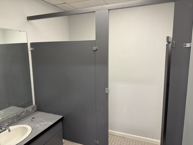 More Photos Of 6040-6058 Executive Blvd, Huber Heights Light Distribution For Lease