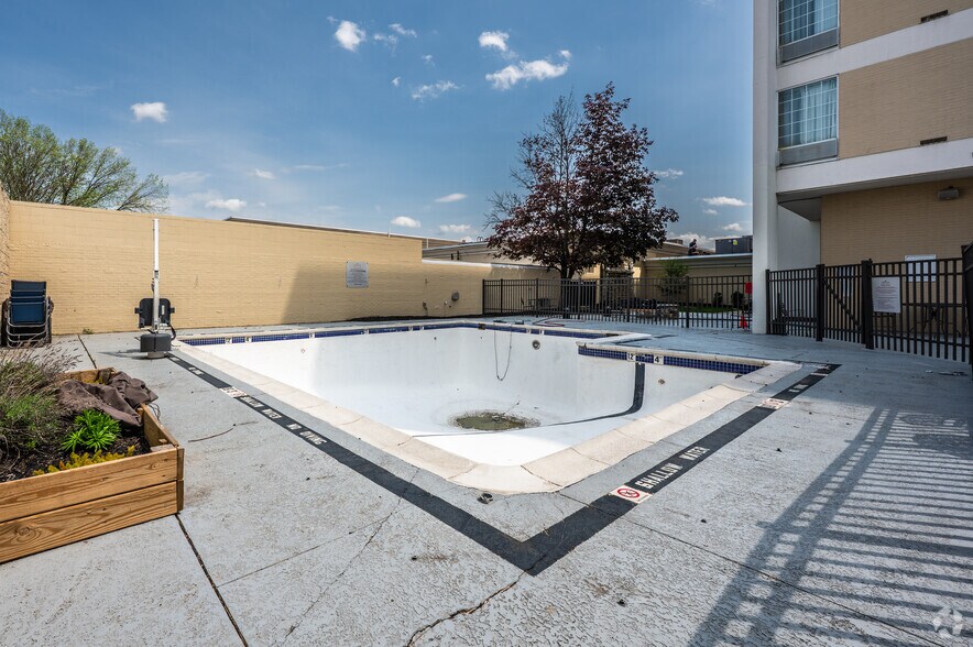 More Photos Of 164 Fort Couch Rd, Pittsburgh Hotel For Sale
