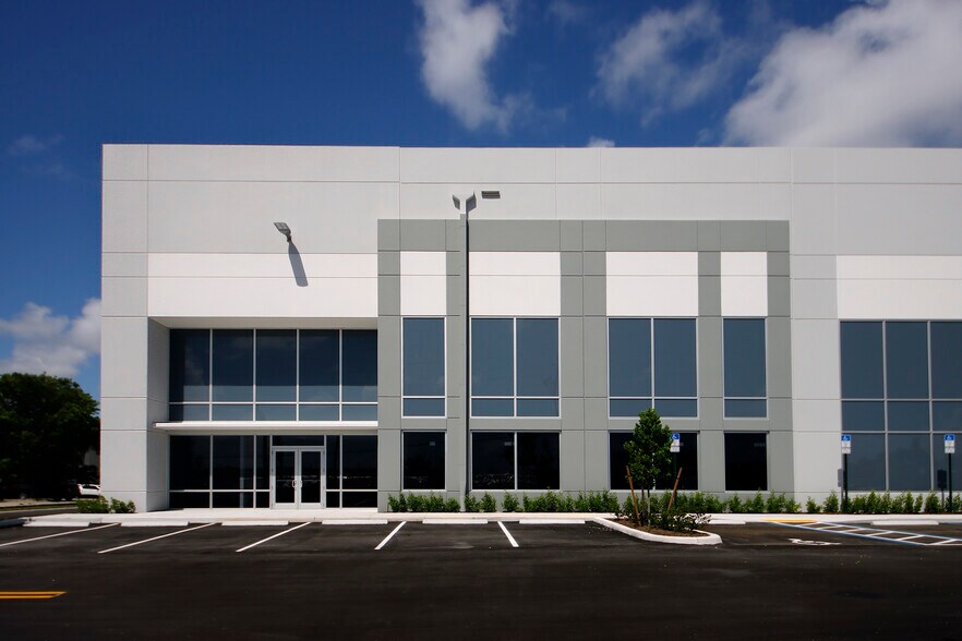 More Photos Of 1700 Eller Dr, Fort Lauderdale Distribution For Lease