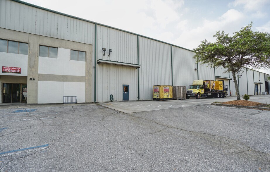 More Photos Of 6791 28th St Cir E, Sarasota Warehouse For Lease