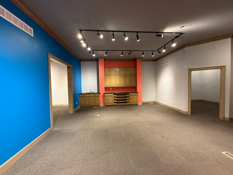 More Photos Of 207 3rd st, Lee's Summit General Retail For Lease