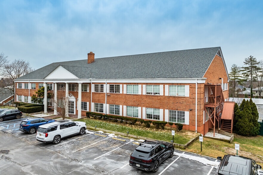 Primary Photo Of 575 Jericho Tpke, Jericho Office For Lease