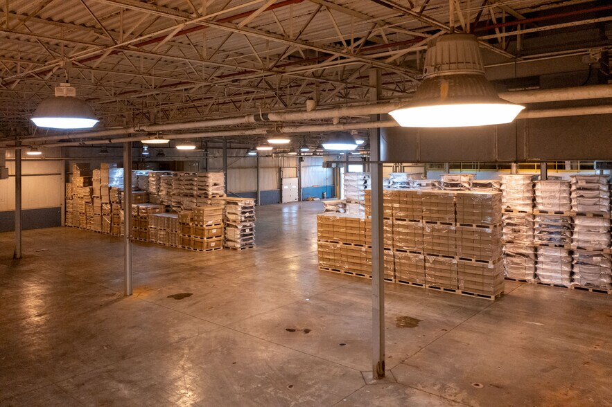 More Photos Of 200 Universal Dr, Centerville Distribution For Lease