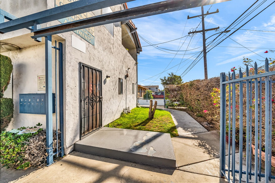 More Photos Of 13304-13308 Roselle Ave, Hawthorne Apartments For Sale