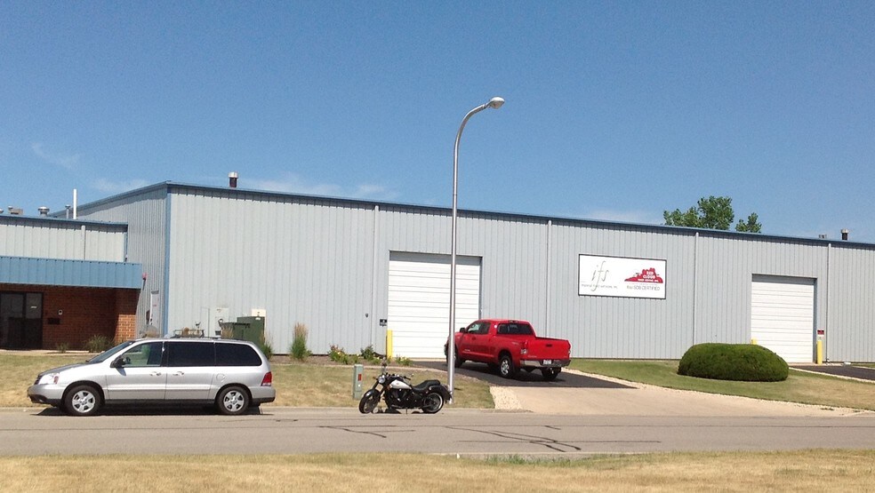 More Photos Of 740 Schneider Dr, South Elgin Manufacturing For Sale