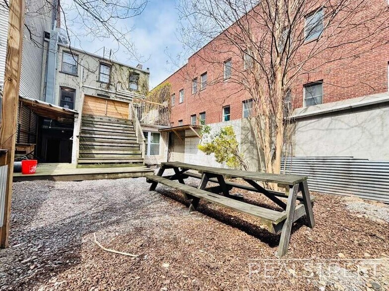 More Photos Of 322 Union Ave, Brooklyn General Retail For Lease