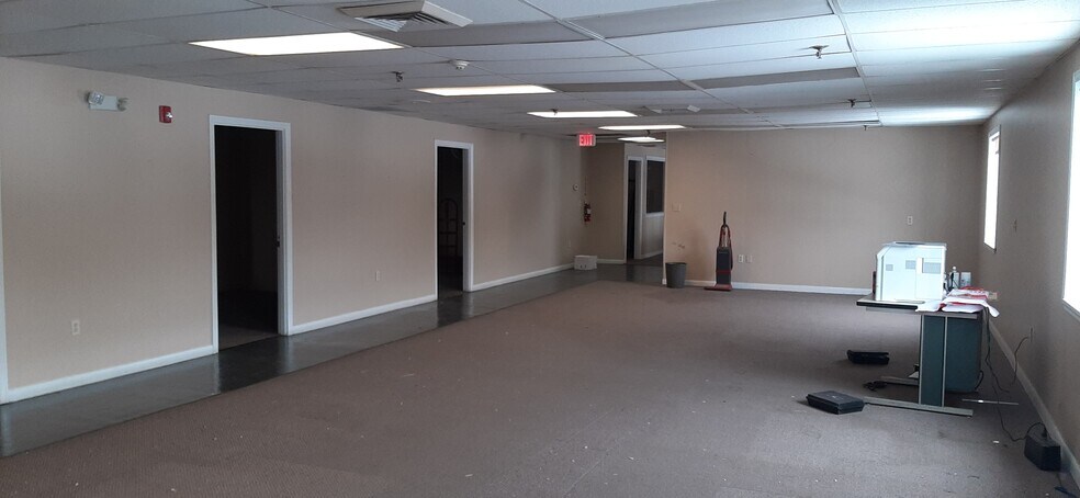 More Photos Of 80 Holton St, Woburn Service For Lease