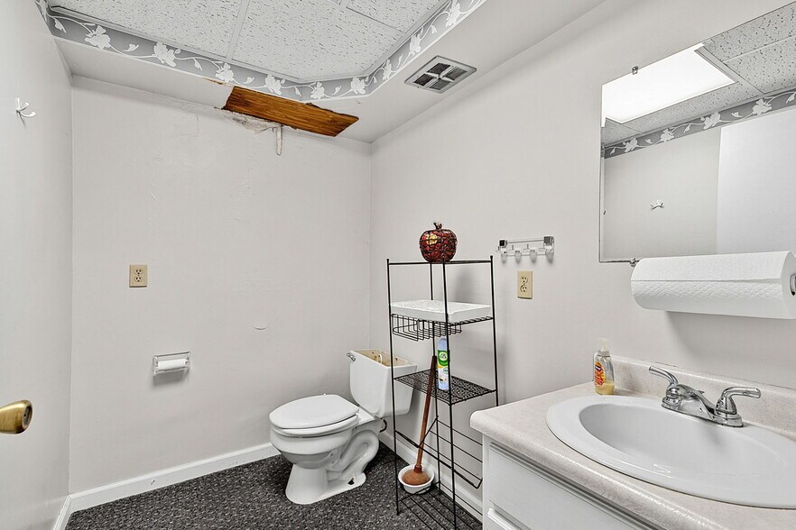 More Photos Of 7102 E Pendleton Pike, Indianapolis Office For Sale