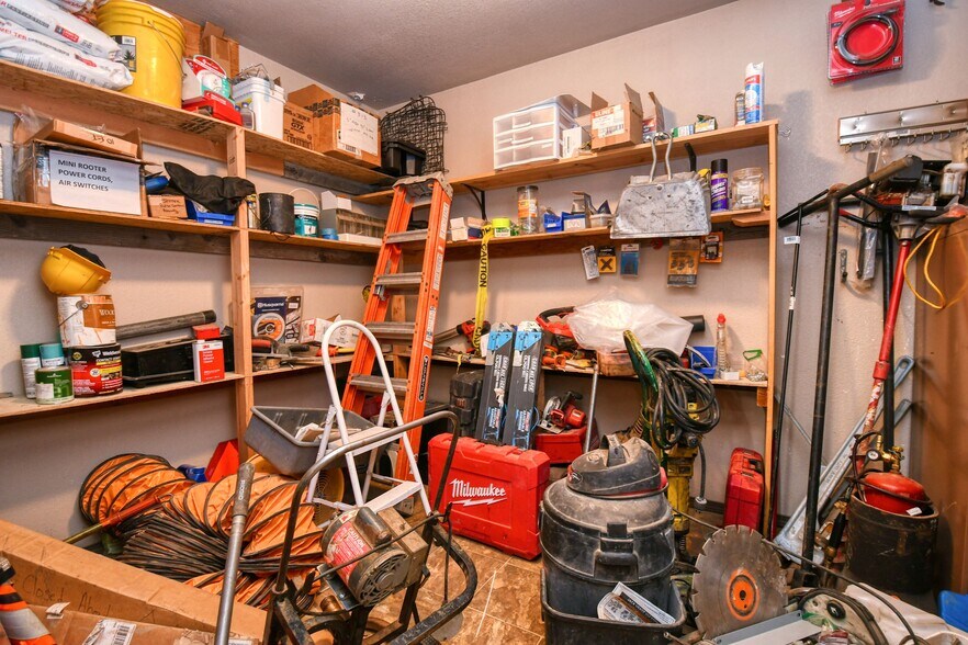 More Photos Of 818 Airport Rd, Pendleton Showroom For Sale