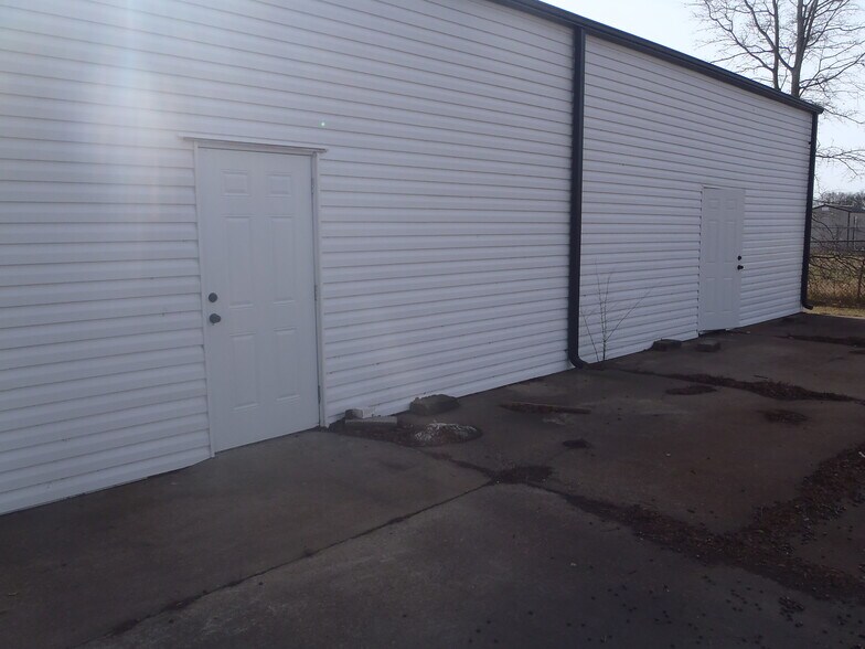 More Photos Of 2025 McLarty Dr, Newport Office For Sale