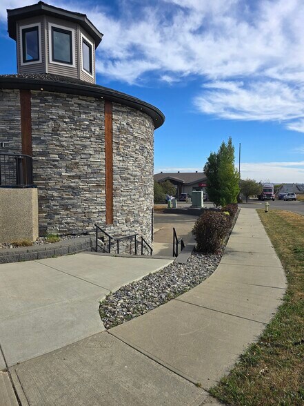 More Photos Of 110 Pelican Pl, Sylvan Lake Office For Lease