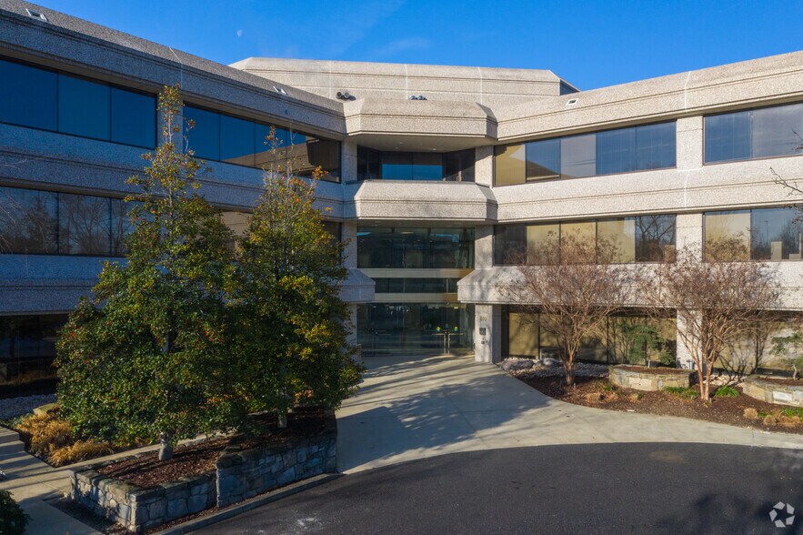 More Photos Of 800 S Frederick Ave, Gaithersburg Office For Sale