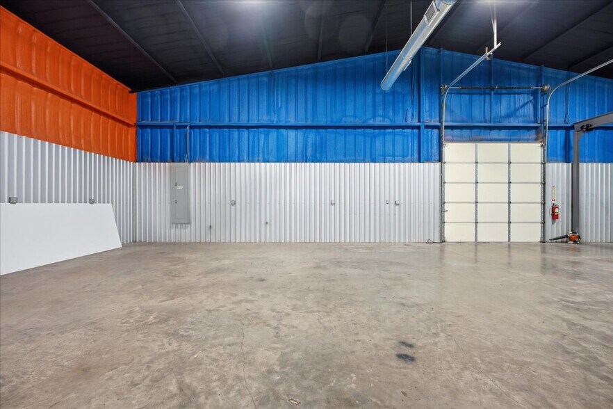 More Photos Of 3118 E Slaton Hwy, Lubbock Showroom For Sale