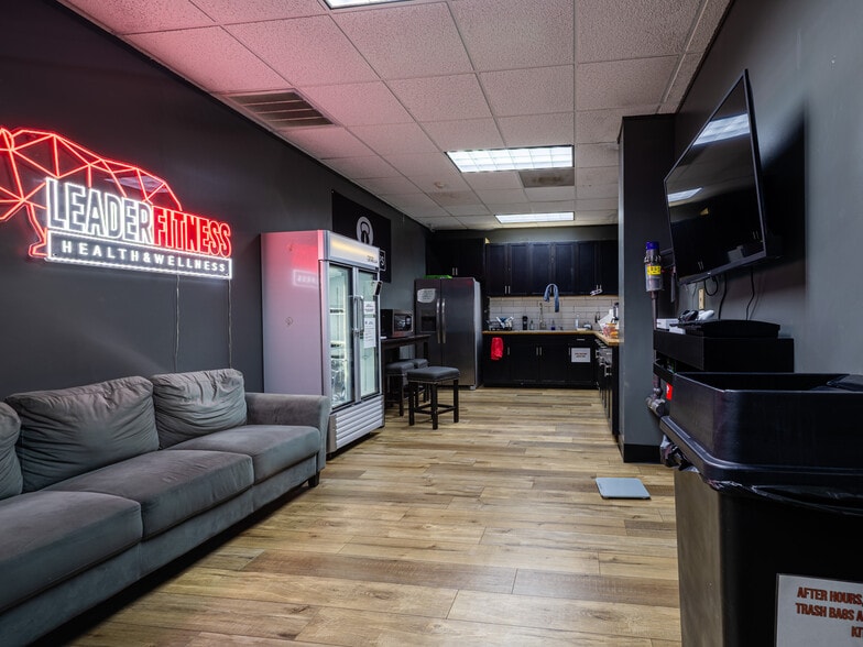 More Photos Of 321 S Persimmon St, Tomball Manufacturing For Lease