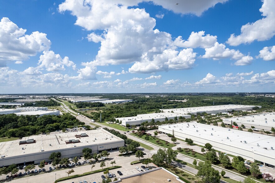 More Photos Of 4155 Patriot Dr, Grapevine Warehouse For Lease