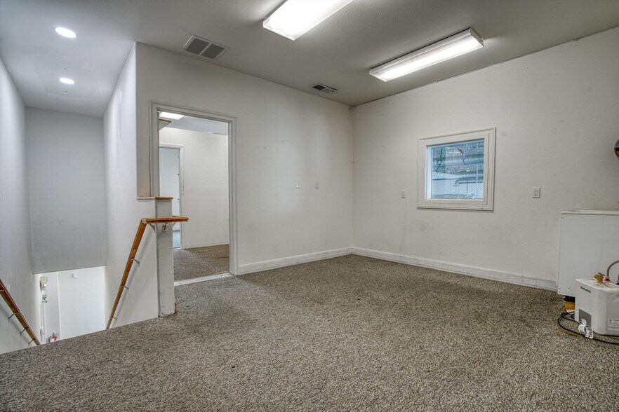 More Photos Of 1125 W Steele Ln, Santa Rosa Freestanding For Lease