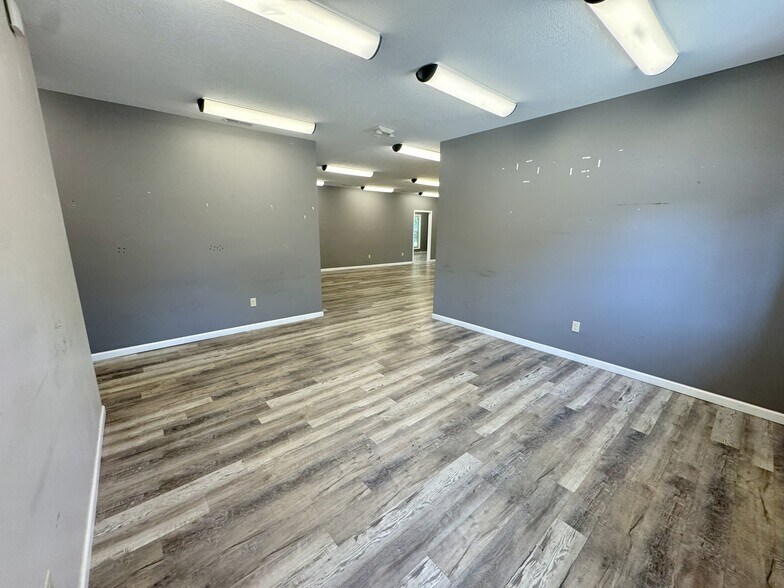 More Photos Of 2504 Veterans Memorial Pky S, Lafayette Office For Sale