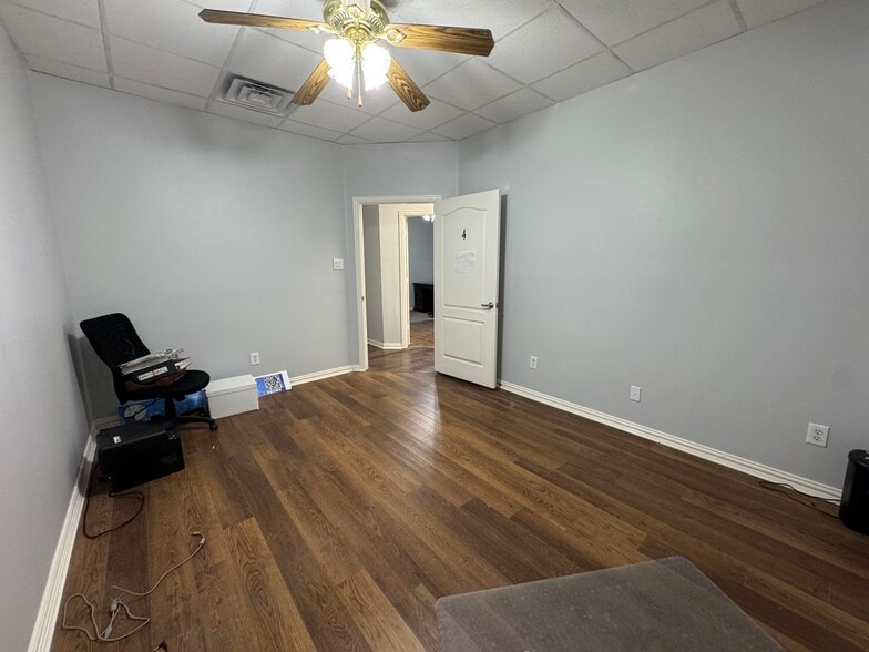 More Photos Of 115 Main st, Italy Office For Sale