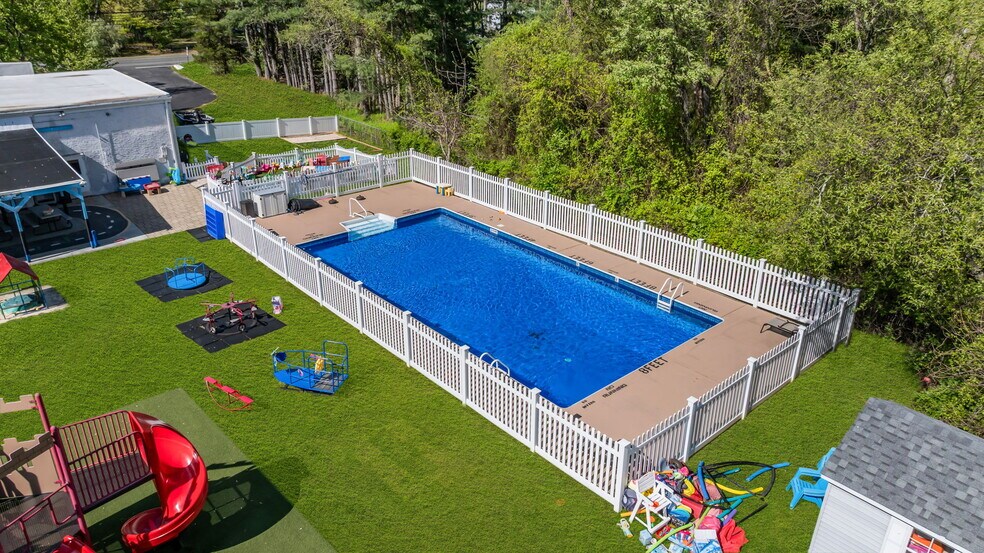 More Photos Of 321 W Farms Rd, Farmingdale Daycare Center For Sale
