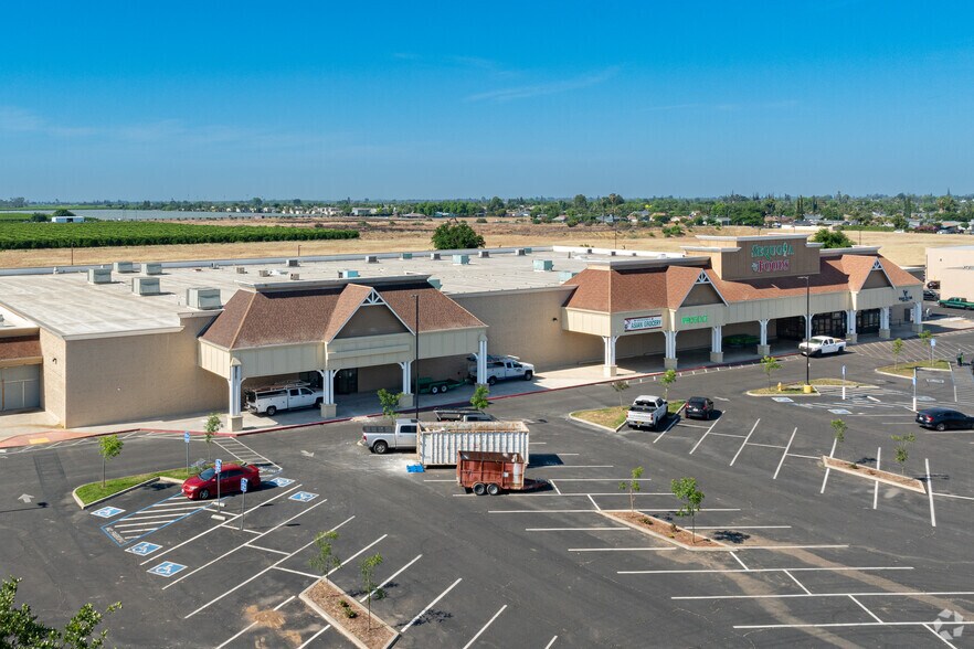 More Photos Of 2270 E El Monte Way, Dinuba Storefront For Lease