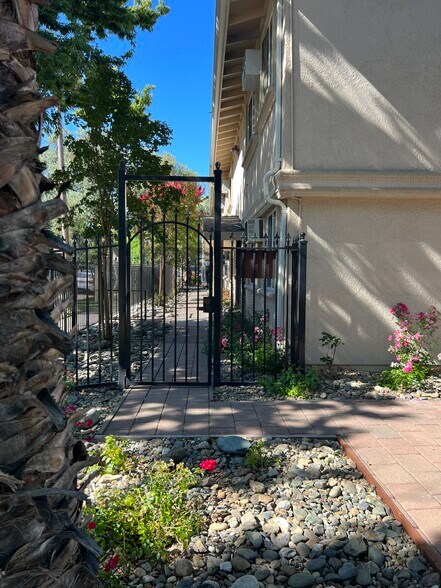 More Photos Of 2700 32nd St, Sacramento Multifamily For Sale