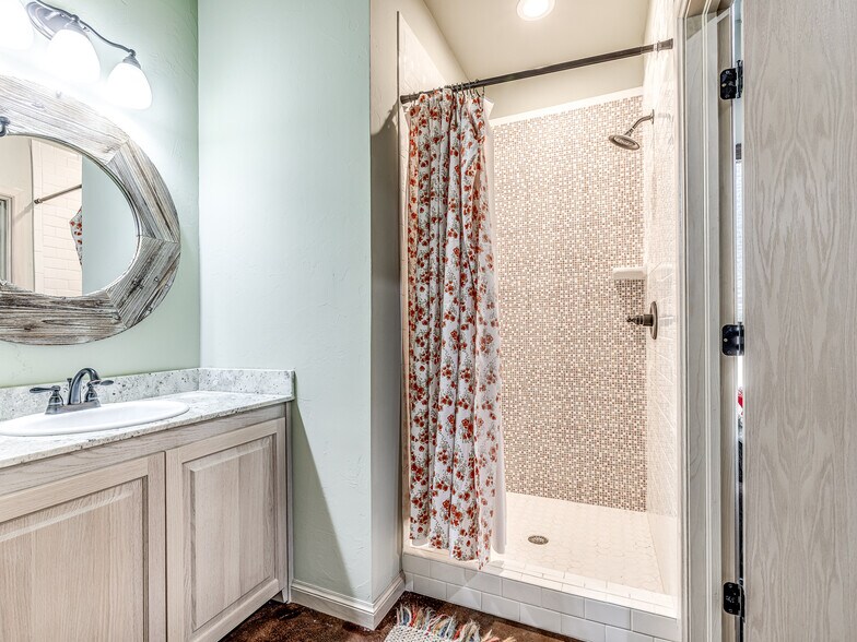 More Photos Of 1917 Commerce, Choctaw Office For Sale