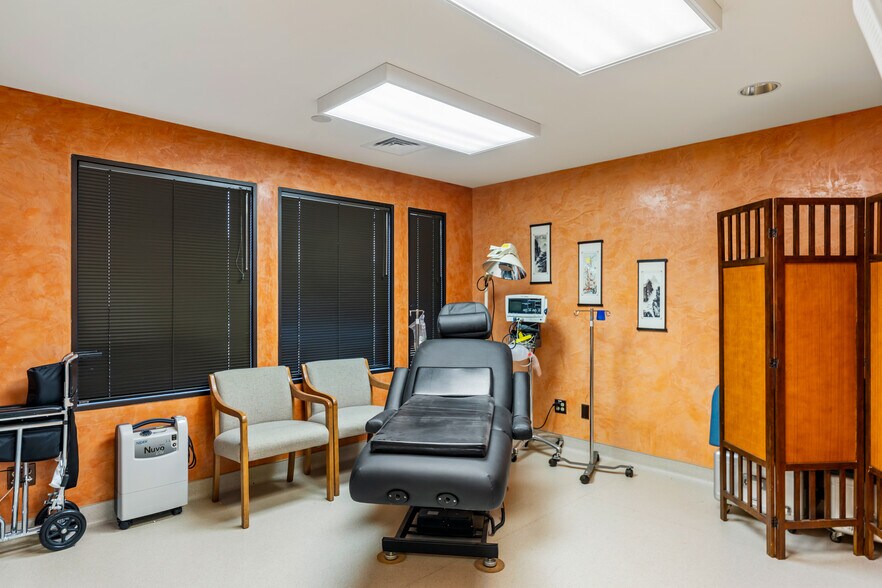 More Photos Of 85 Church St, Middletown Medical For Sale