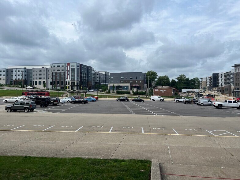 More Photos Of 1425 N Dunn St, Bloomington Apartments For Lease