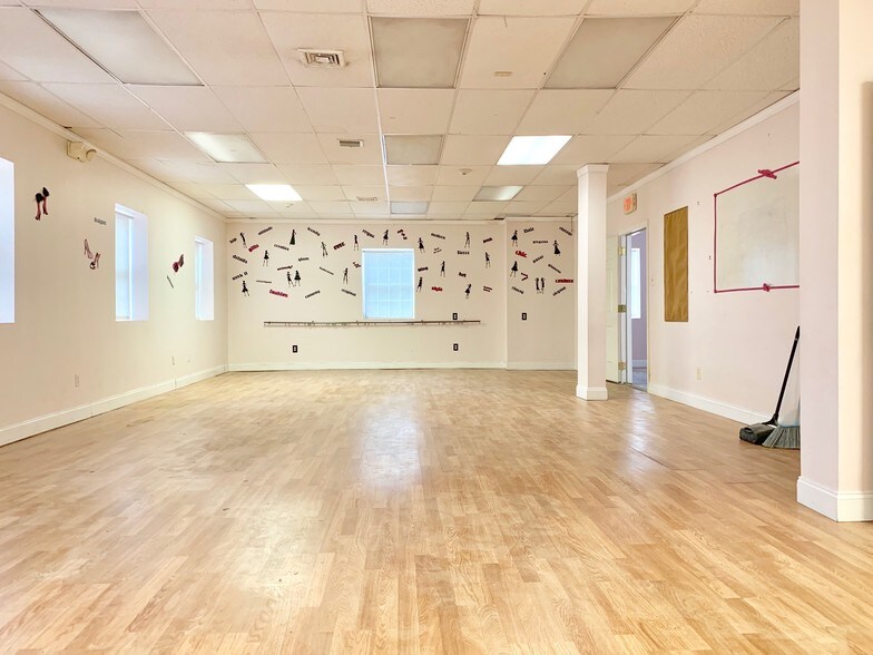 More Photos Of 1812-1814 Merrick Rd, Merrick Office For Sale