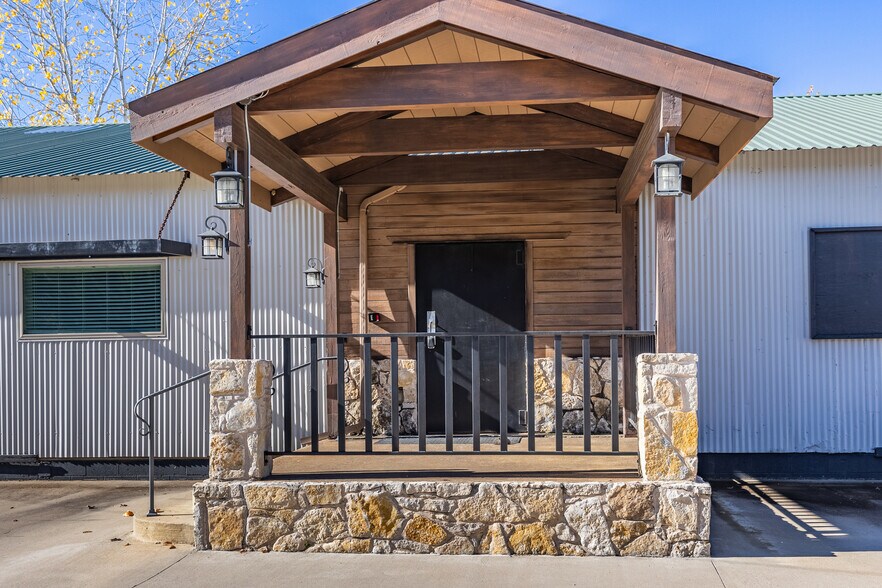 More Photos Of 1024 S First St, Sherman Warehouse For Lease