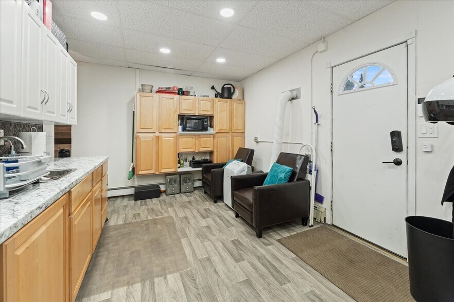 More Photos Of 1019 College Rd, Fairbanks Flex For Sale