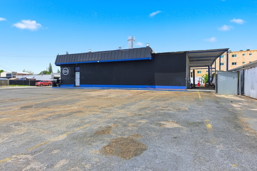 More Photos Of 612 N Dixie Hwy, Hollywood Auto Repair For Lease