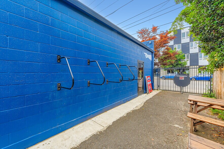 More Photos Of 4343 SE Hawthorne Blvd, Portland Restaurant For Sale