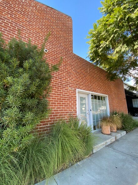 More Photos Of 8557 Higuera St, Culver City Light Distribution For Lease