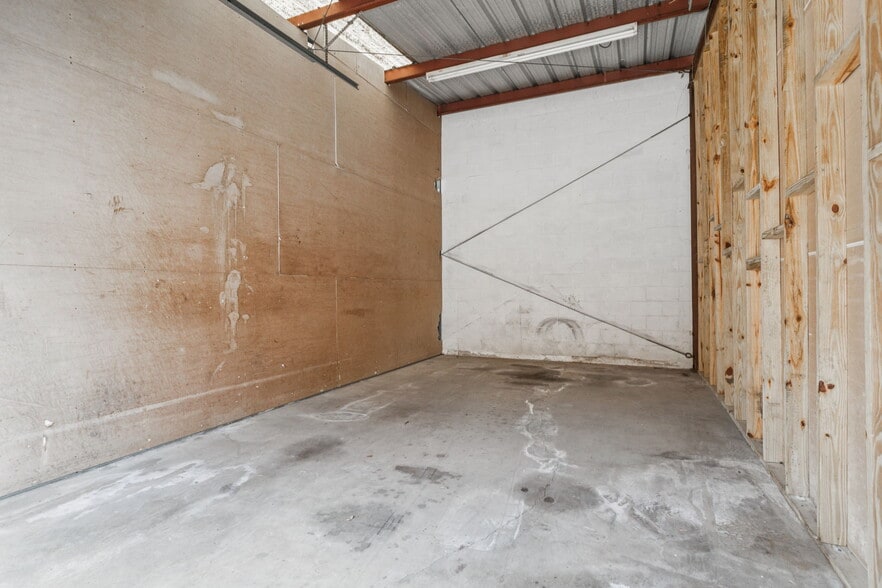 More Photos Of 4808 N Hubert Ave, Tampa Warehouse For Lease