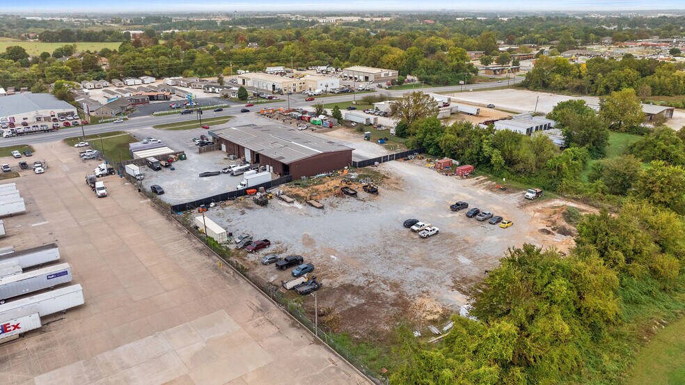 More Photos Of 405 S Bloomington St, Lowell Warehouse For Lease