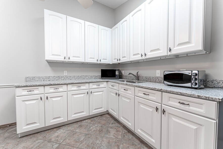 More Photos Of 261 Clarkson Executive Park, Ellisville Office For Sale
