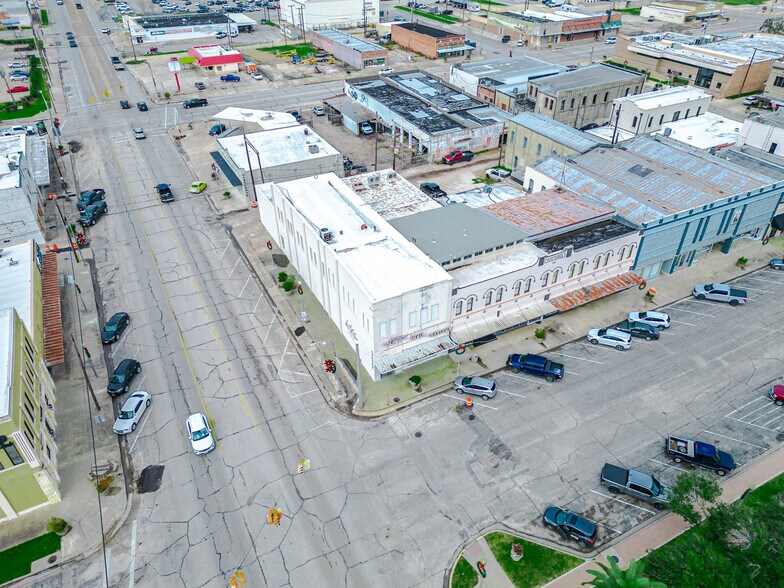 More Photos Of 101 E Monseratte St, El Campo Storefront For Sale