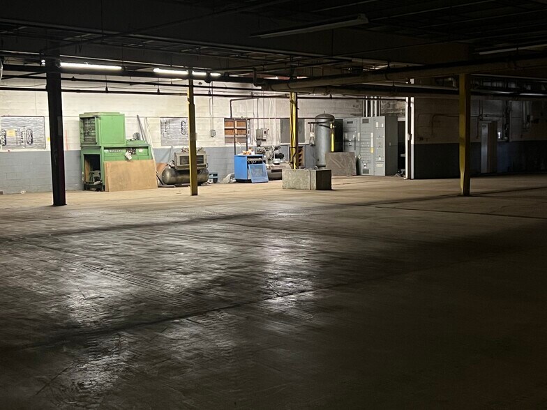 More Photos Of 44-49 Venner Rd, Amsterdam Manufacturing For Lease