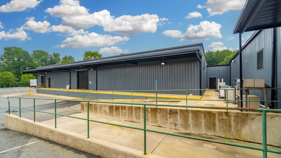 More Photos Of 1907 Gateway Blvd, Charlotte Warehouse For Sale
