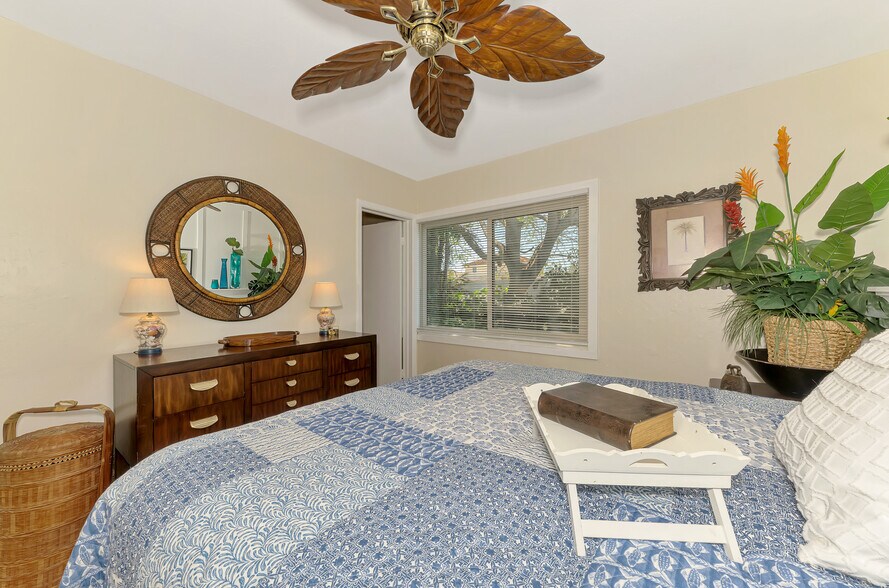 More Photos Of 400 Nokomis Ave S, Venice Specialty For Sale