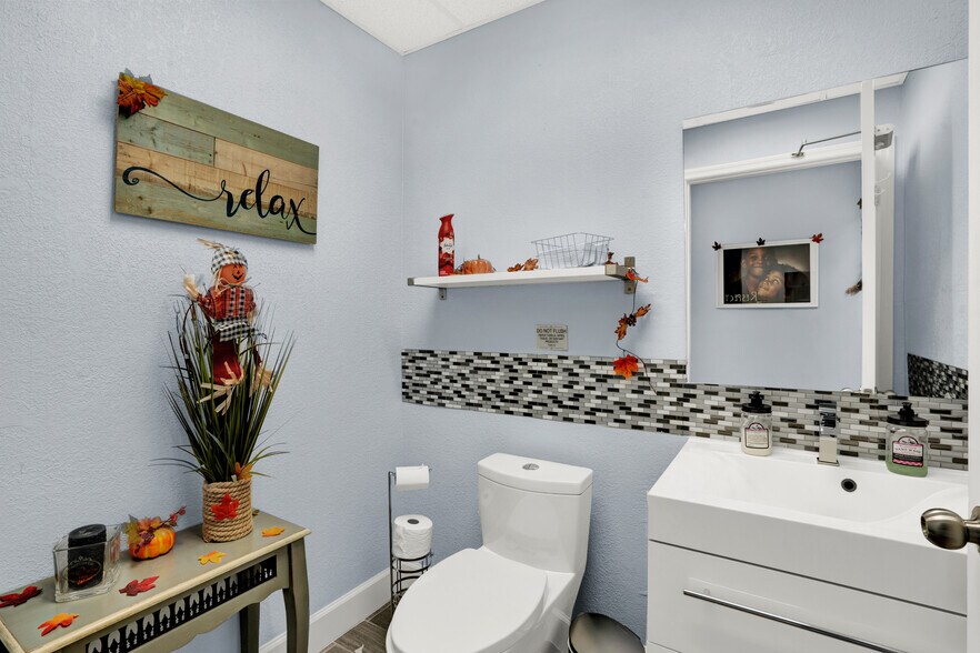 More Photos Of 8370 W Flagler St, Miami Medical For Lease