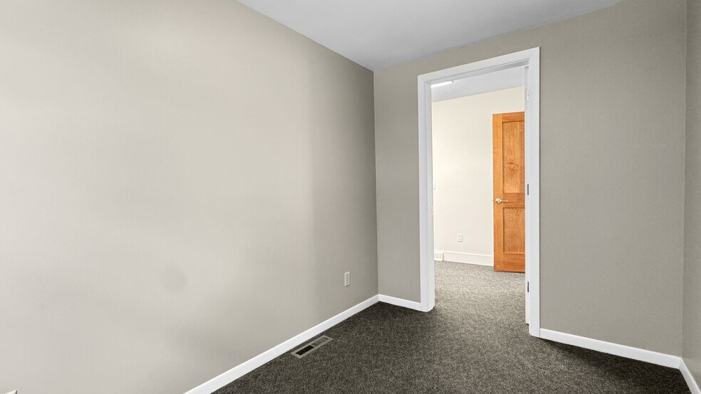 More Photos Of 118 Stimson St, Cadillac Office For Sale