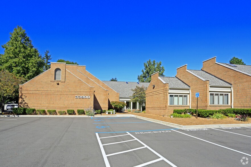 More Photos Of 33900 W 8 Mile Rd, Farmington Medical For Lease