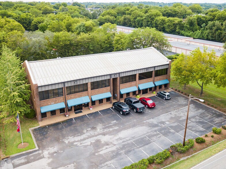 More Photos Of 136 Walton Ferry Rd, Hendersonville Office For Sale