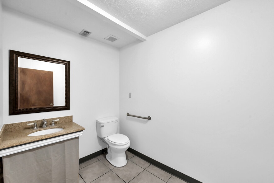 More Photos Of 903 Hillcrest Dr, Conroe Office For Sale