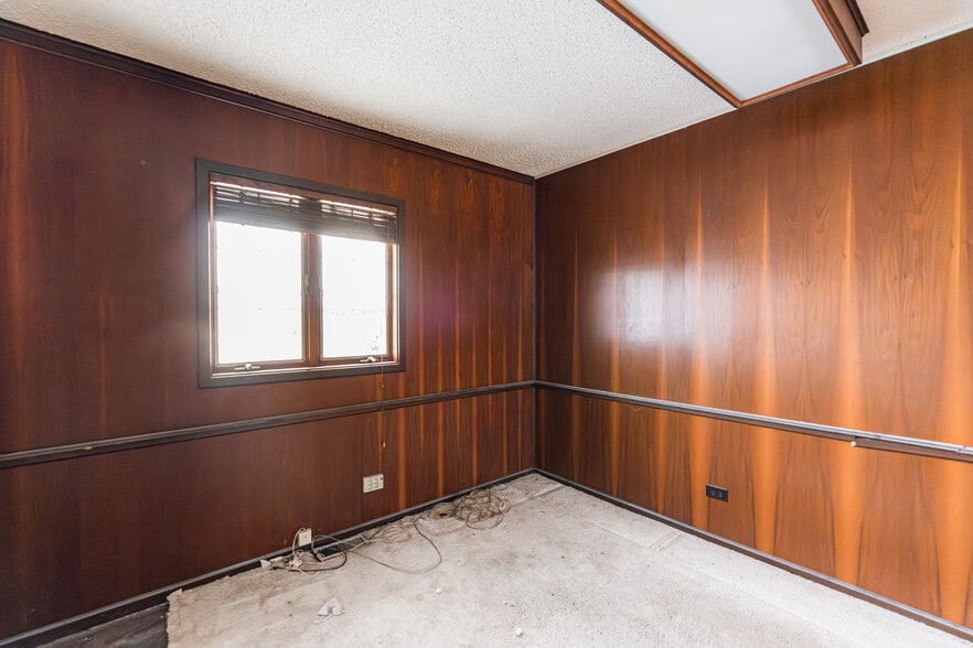 More Photos Of 205 Pinecroft Dr, Roselle Office For Sale