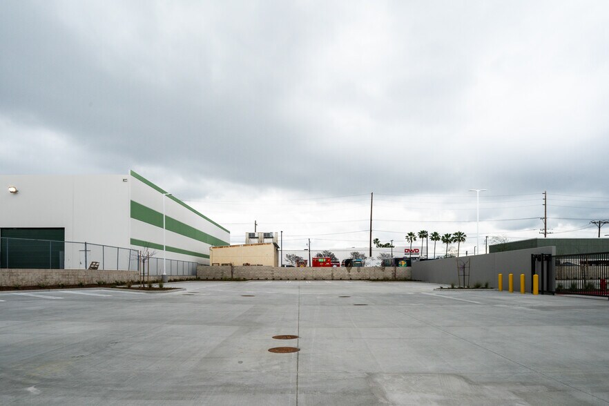 More Photos Of 3071 E Coronado St, Anaheim Warehouse For Lease