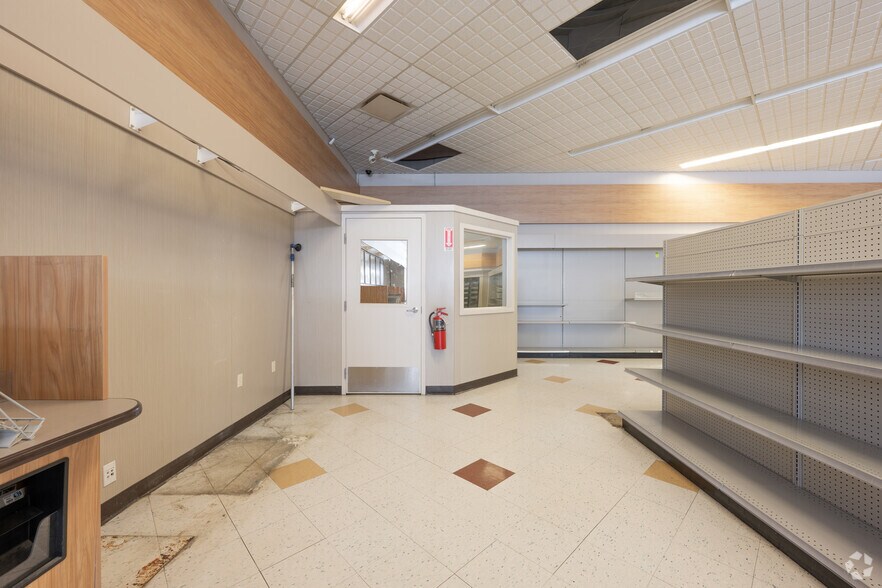 More Photos Of 735 N Water St, Uhrichsville Drugstore For Sale
