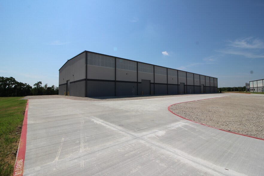 More Photos Of 7218 E Freeway, Baytown, TX 77521, USA Fwy, Baytown Distribution For Sale